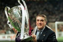 Lorenzo Sanz levantando una de las dos Champions League que consiguió como presidente del Real Madrid.
