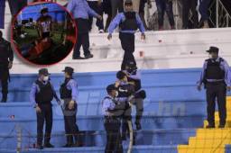 Aficionados ocasionaron un zafarrancho tras el partido entre Honduras y Estados Unidos en el estadio Olímpico. Una mujer sufrió un fuerte golpe en su frente.