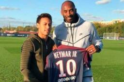 Neymar se tomó una foto con Kobe Bryant.