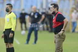 El entrenador de El Salvador Hugo Pérez quedó triste por no poder sumar de a tres frente a Honduras, un rival directo en la lucha por llegar a Qatar. Fotos DIEZ