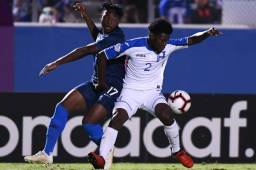 Elison Rivas cubre el balón ante la marca de Ayomide Akinola. Honduras está empatando y clasificando al Mundial Sub-20 de Polonia. Foto @Concacaf