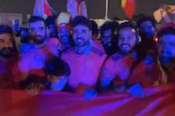 ¿Los compró Qatar? Captan a aficionados ‘fake’ de España en el Mundial y sus insólitas porras: “Yo soy español, español, español”