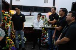 Los jugadores del Real España dieron el último adiós al periodista Víctor 'Tito' Handal. Foto Neptalí Romero