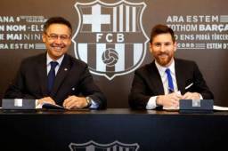 Leo Messi cuando firmaba la semana pasada la extensión de su contrato con el Barcelona junto al presidente, Bartomeu. Foto Agencia