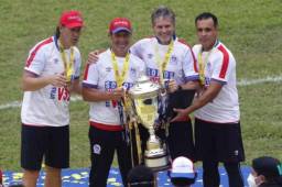 Pedro Troglio y Olimpia conquistaron el título en el torneo Apertura 2020. La copa 32 de los albos.