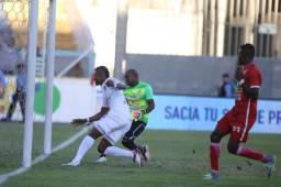 Yul Arzú cometió un tremendo error que significó el tercer gol de Olimpia. Foto: Juan Salgado.