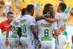 Los jugadores del Platense celebran el triunfo sobre Juticalpa que los ha metido directo a las semifinales. El panameño Brunett Hay Pino anotó doblete.