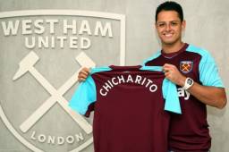 Chicharito posando con la camiseta de su nuevo equipo.