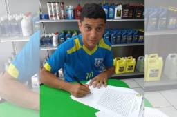 Jonathan Tejada cuando firmaba su contrato con el Brasilia.