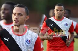 Diego Reyes y Rony Martínez fueron la novedad en la primera práctica del Olimpia de cara al Clausura. Las ausencias son muchas y algunos jiugadores no tienen contrato.