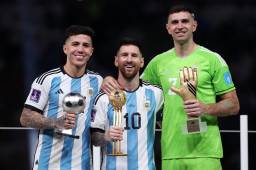 La sonrisa de Messi y sus compañeros al momento de recibir los premios por su actuación en el Mundial de Qatar.
