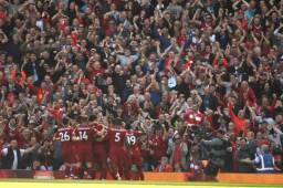 Los jugadores del Liverpool celebrando el primer tanto de Salah ante la afición.