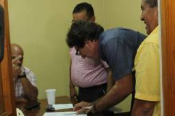 Este fue el momento cuando el entrenador Héctor Vargas y su asistente, Nerlin Menbreño, se fueron encima de los árbitros a reclamar el polémico penal.