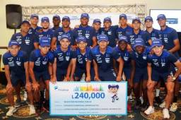 Selección Sub-20 de Honduras posando con su bono recibido por uno de los patrocinadores de Fenafuth.