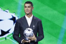 Cristiano Ronaldo con su premio por ser el máximo goleador histórico de la Champions League. Foto: EFE.