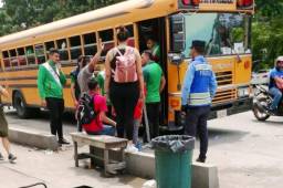 El autobús amarillo fue tiroteado en 'La Vuelta del Cura' en la zona de la López Arellano de Choloma cuando regresaba de Guatemala. Fotos cortesía