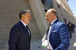Gerardo Martino y Fabián Coito dialogando en las afueras del Banc of California Stadium.
