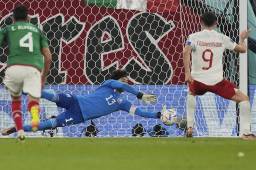 ¡Memo Ochoa se convierte en héroe tras atajar penal a Lewandowski en el México - Polonia en el Mundial!