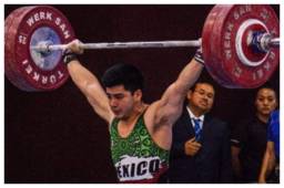 El atleta de halterofilia Jorge Cárdenas ha solicitado ayuda en las redes sociales para poder comprar zapatos para competir.