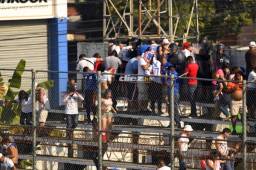 A aficionados la grada de Sol Sur del Excélsior huyen del gas lacrimógeno. Fotos Neptalí Romero.