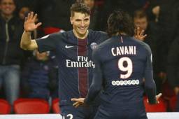Thomas Meunier celebrando con Edinson Cavani en el PSG.