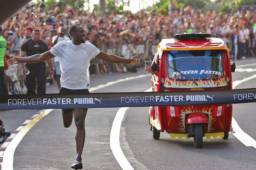 La leyenda del atletismo, Usain Bolt, participó en una carrera de exhibición en Lima, Perú, contra una mototaxi. El evento fue visto por muchas personas y aquí te dejamos la mejores fotografías de la inédita competencia.