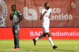 Jerry Bengtson fue la gran figura del partido por sus tres goles ante Platense.