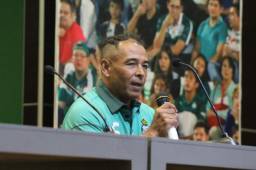 Juan Flores recibe reconocimeinto por el Santos de México.