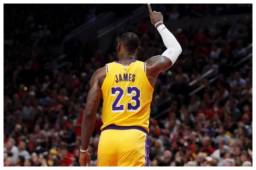 El alero LeBron James comienza a imponer su protagonismo con Los Angeles Lakers y su aportación de un triple-doble les permitió conseguir la segunda victoria consecutiva.