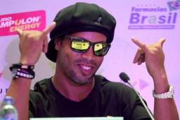 Ronaldinho, uno de los mejores futbolistas de la historia, tiene su doble oficial y lo usa para evitar hablar con la prensa. Son dos gotas de agua.