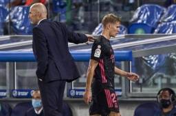 Zidane, entrenador del Real Madrid, considera que Odegaard es un jugador de futuro y no se puede vender.