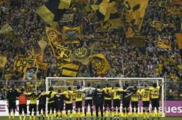 La afición del Borussia Dortmund celebró con la plantilla cantando un villancico navideño.