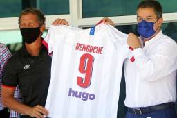 El entrenador Pedro Troglio junto al presidente del Olimpia, Rafael Villeda, en un acto en la sede donde se presentó a un nuevo patrocinador. Foto Johnny Magallanes