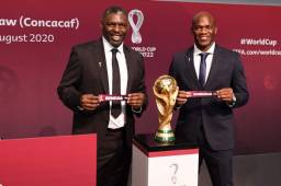 El hondureño David Suazo y el exjugador de Bermuda, Shaun Goater, que brilló en Manchester City, estuvieron en el sorteo de la eliminatoria de Concacaf en FIFA.