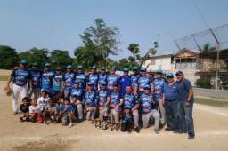 El equipo de Azulejos se mostró mu feliz después de conquistar el trofeo.