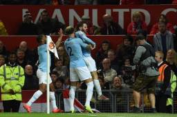El Manchester City derrotó al United en el estadio Old Trafford y se coloca líder en la Premier League.