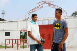 El capitán del Honduras Progreso, Juan Delgado, junto a su padre, Jorge, quien llega todos los días a alentarlo en los entrenamientos. Foto Neptalí Romero