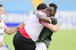 El delantero Brayan Castillo es felicitado por el técnico Martin 'Tato' García quien le dio la confianza y le respondió con triplete. Fotos Yoseph Amaya y Melvin Cubas