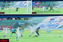 Jonathan Paz le comentií una falta penal en contra de Delis Vargas, pero el árbitro Nelson Salgado consideró que no existía.