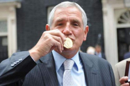 Con la selección inglesa disputó 28 partidos y formó parte del plantel que consiguió el único título mundial del país.