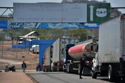 Trucks remain in line as they wait to enter Nicaragua at the crossing point in Guasaule, Honduras on May 13, 2020. - Honduran authorities have reinforced security measures in the border with Nicaragua to prevent the crossing of Nicaraguan citizens possibly infected with COVID-19. (Photo by ORLANDO SIERRA / AFP)
