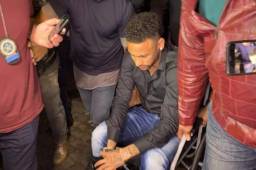 Neymar llegó a Río de Janeiro para declarar en una comisaría.