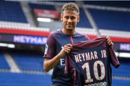 Neymar fue presentado ayer por el PSG de la Ligue 1 de Francia.