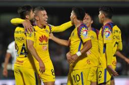Los jugadores del Ameérica celebran uno de los goles en la paliza que le recetaron a Pumas en Ciudas Universitaria. Foto AFP