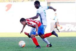 El defensor del Platense Dabirson Castillo le cometió la falta a Michael Chirinos.