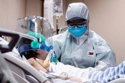 Un paciente es tratado en cuidados intensivos tras ser contagiado por coronavirus en China.