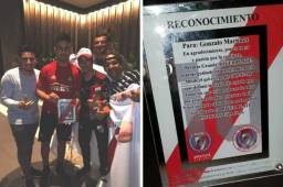 Tremendo gesto del 'Pity' Martínez que atendió a los hinchas hondureños del filial de River Plate que le dieron al argentino un reconocimiento.