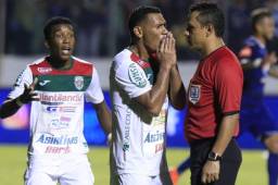 Los jugadores de Marathón Carlos Perdomo y Jhon Suazo le reclaman al árbitro Geovany Mendoza por el penal que les sancionó contra Motagua. Foto archivo