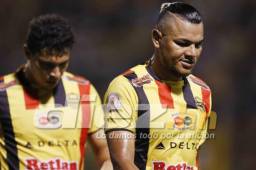 El volante Mario Martínez estuvo de titular pero pasó desapercibido en el campo.