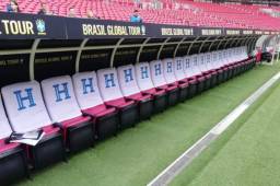El dugout de la selección de Honduras estará bien identificada luego que le hayan colocado estas fundas con la H.